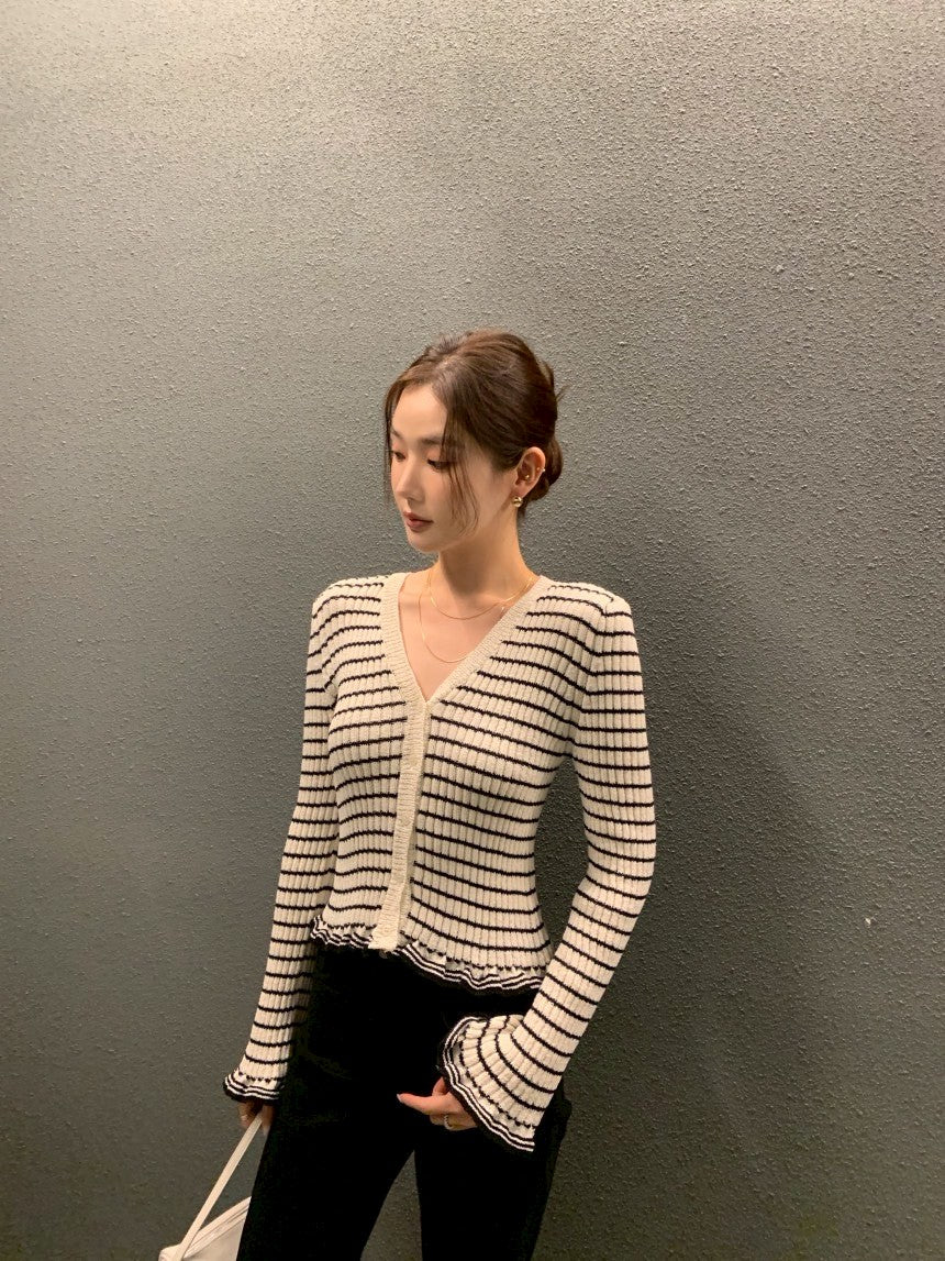 Thu. 休閒私服 拿鐵可可條紋V領針織開衫 白底