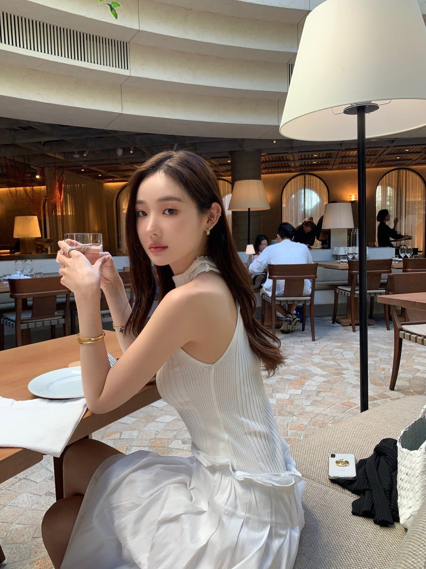 Thu. 韓劇老錢簡約高領顯瘦針織背心 高腰開叉半身裙 白