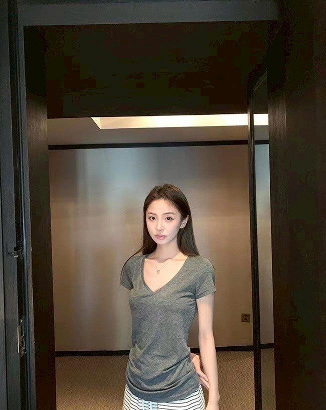 Fri. 自留百穿不厭鬆弛V領純色上衣 亞麻杏/灰
