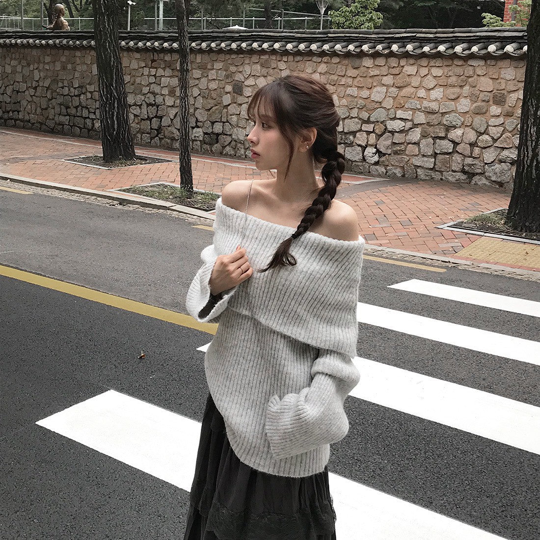 Mon. 穿不膩一字領針織上衣 杏/花灰