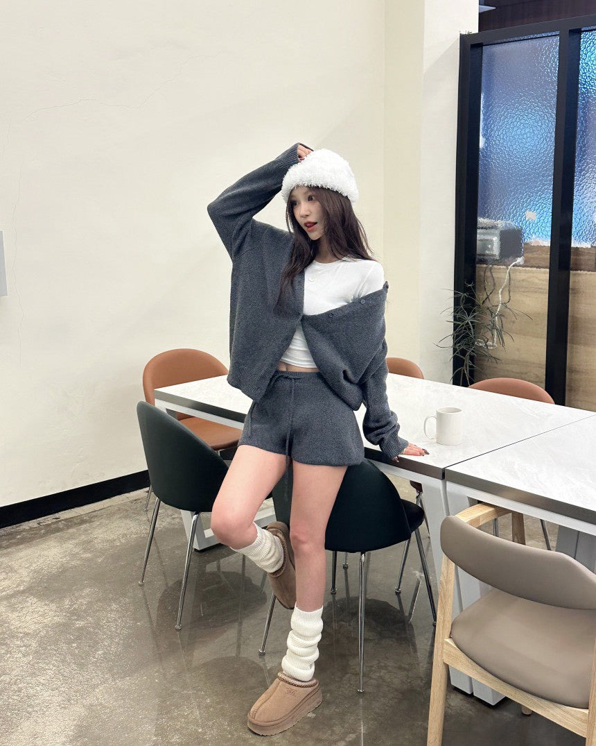 Mon. 韓女超愛秋冬排扣針織短褲套裝 米/深灰