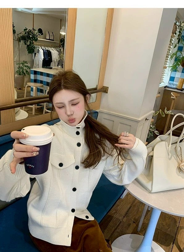 Tue. 凱拉爾 高領設計感鈕扣針織上衣外套