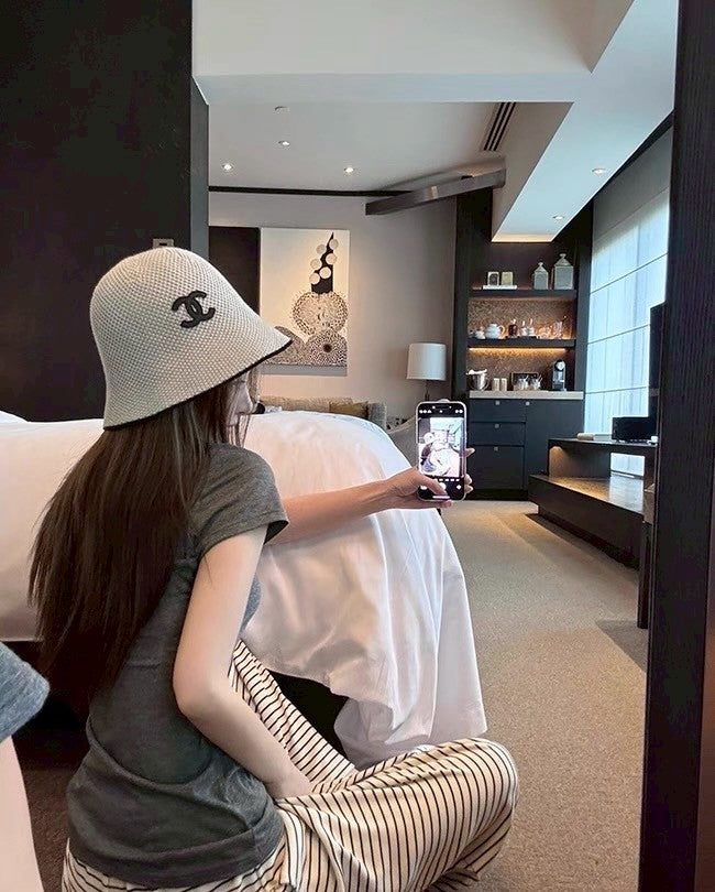 Fri. 自留百穿不厭鬆弛V領純色上衣 亞麻杏/灰