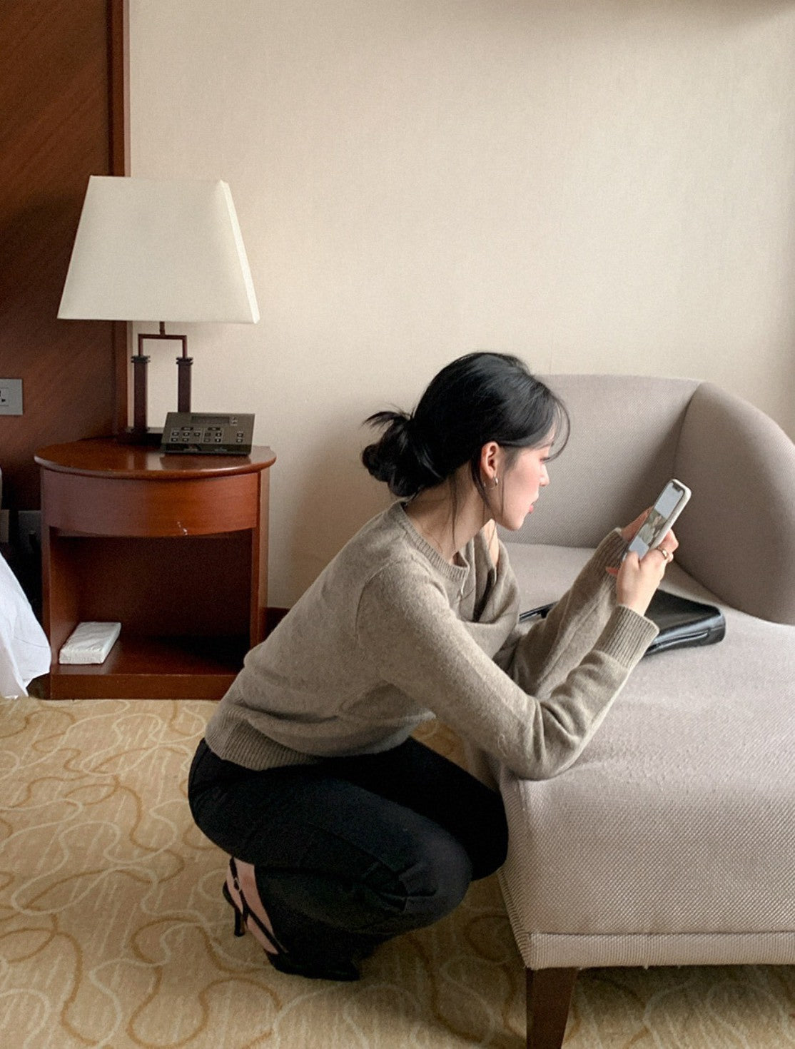 Mon. 辦公通勤 假兩件式甜美露肩針織上衣 摩卡