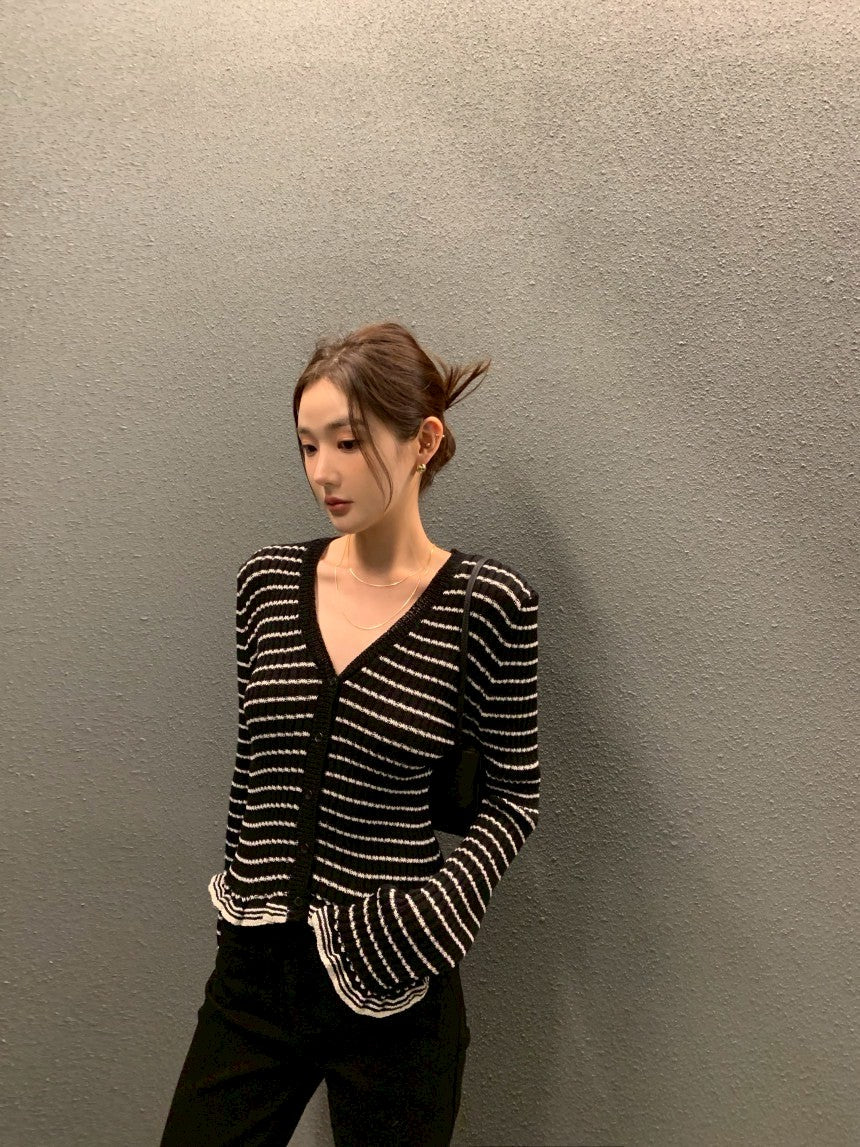 Thu. 休閒私服 拿鐵可可條紋V領針織開衫 黑底