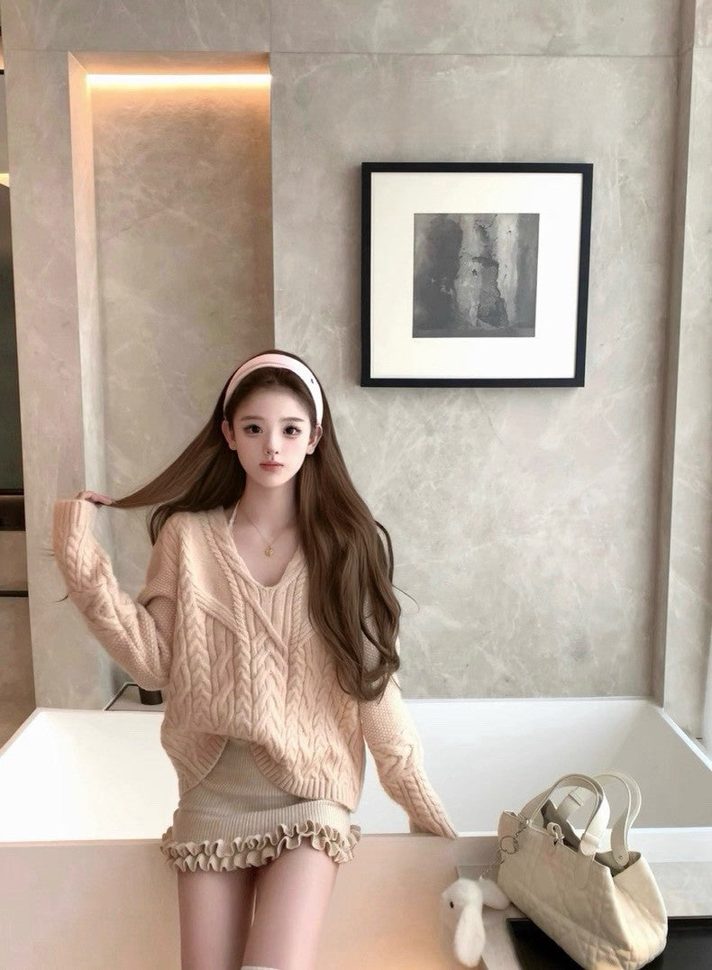 Tue. 歐尼香氣氣質V領百搭粉杏麻花上衣 燕麥色花邊高腰包臀裙