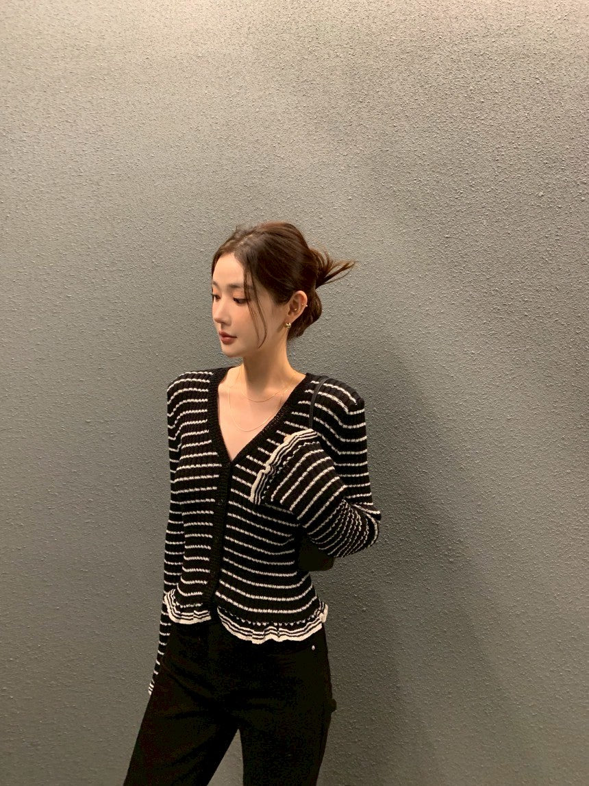 Thu. 休閒私服 拿鐵可可條紋V領針織開衫 黑底