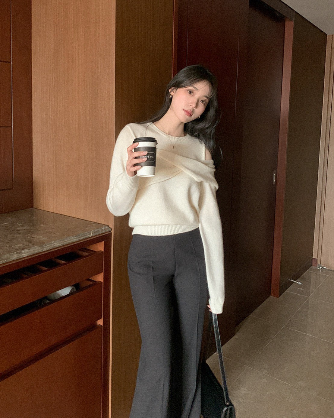 Mon. 辦公通勤 假兩件式甜美露肩針織上衣 米