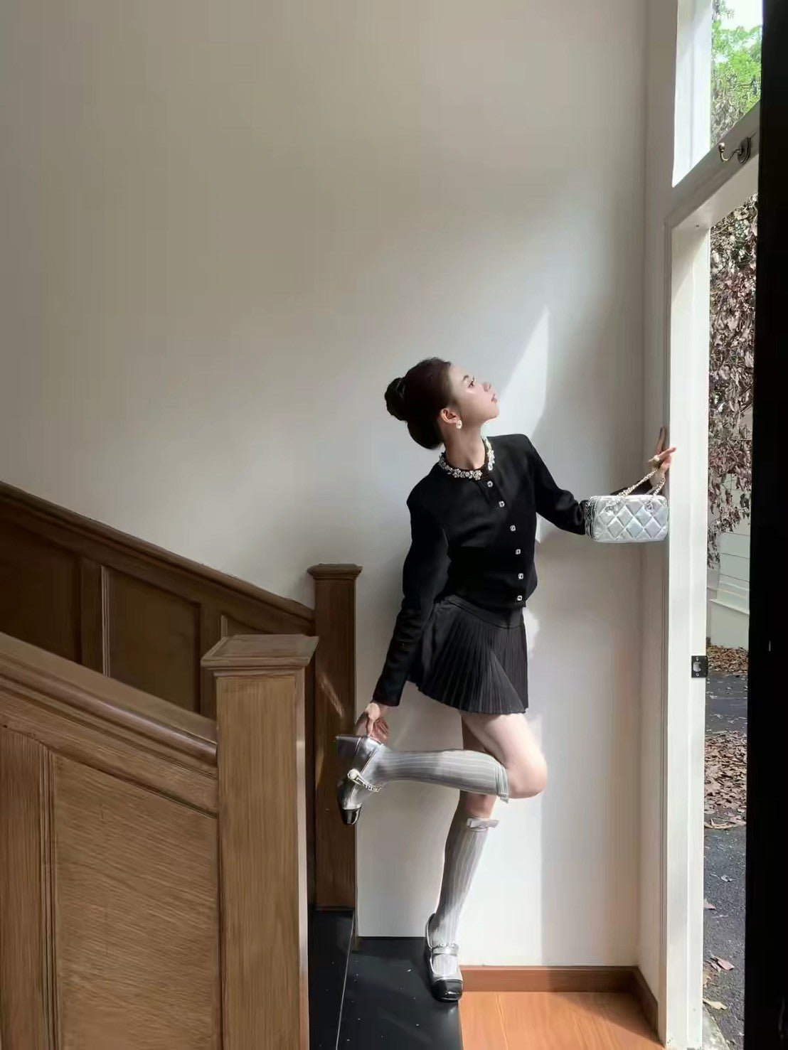 Tue. Miu千金氣質圓領釘鑽排扣上衣百褶裙套裝 米白/黑