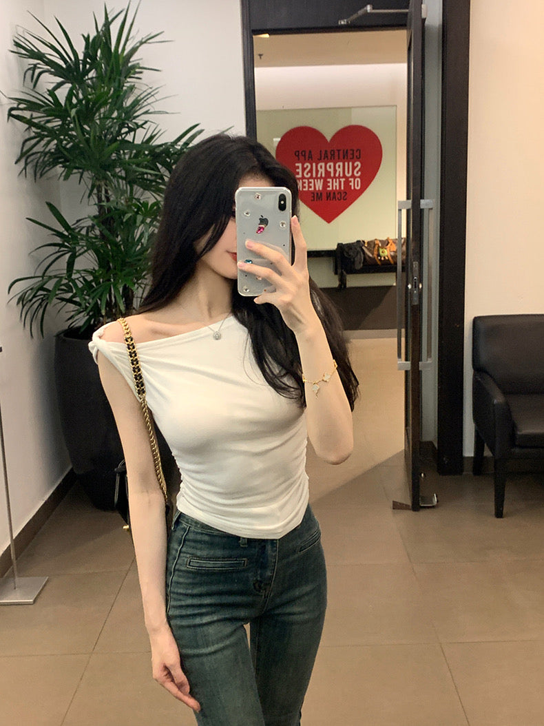 Fri. 氣質斜肩紐結設計上衣 白/深灰