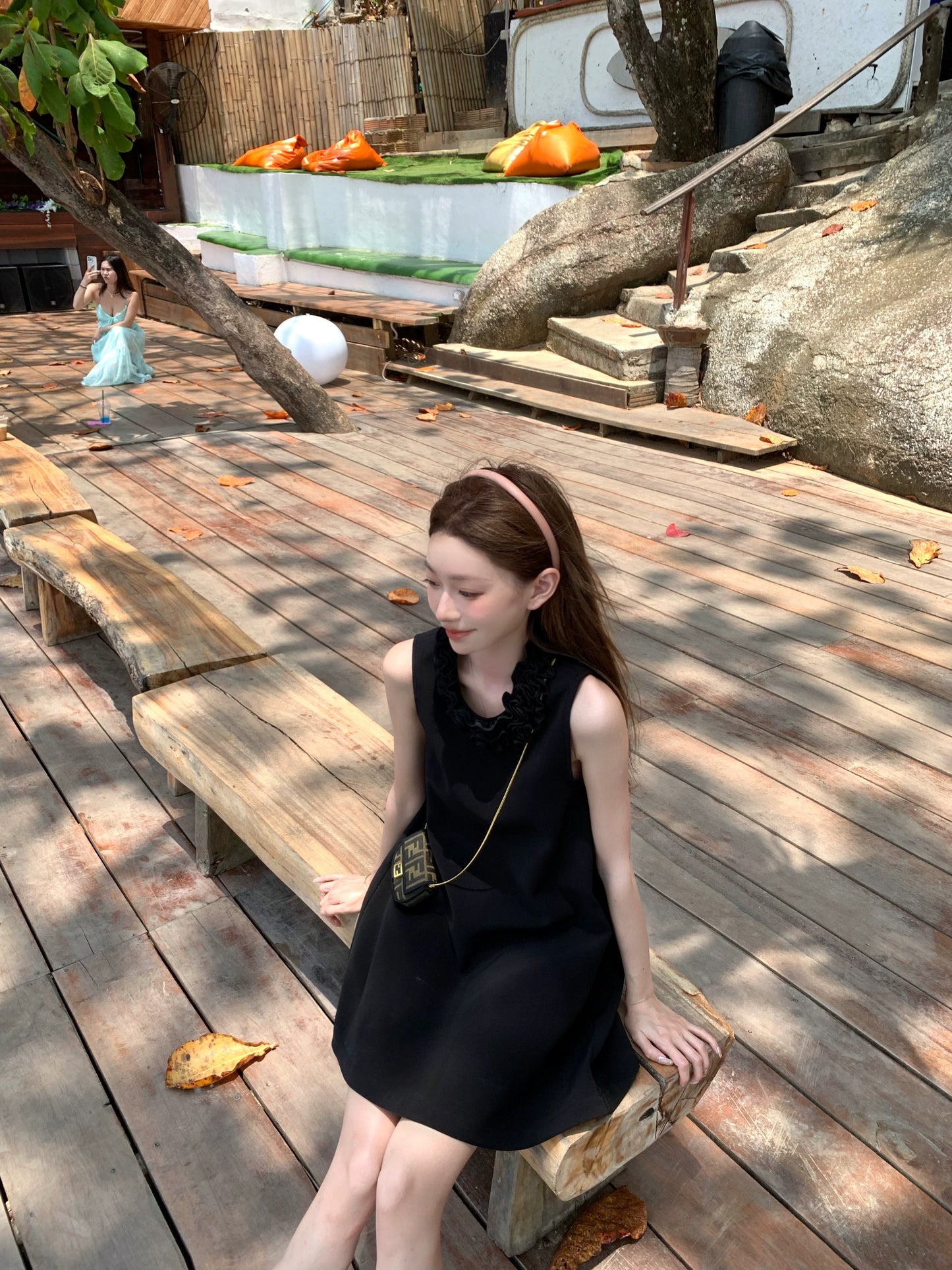 Sun. 南洋一夢 矜貴立體花繡邊生日連身裙 白/黑