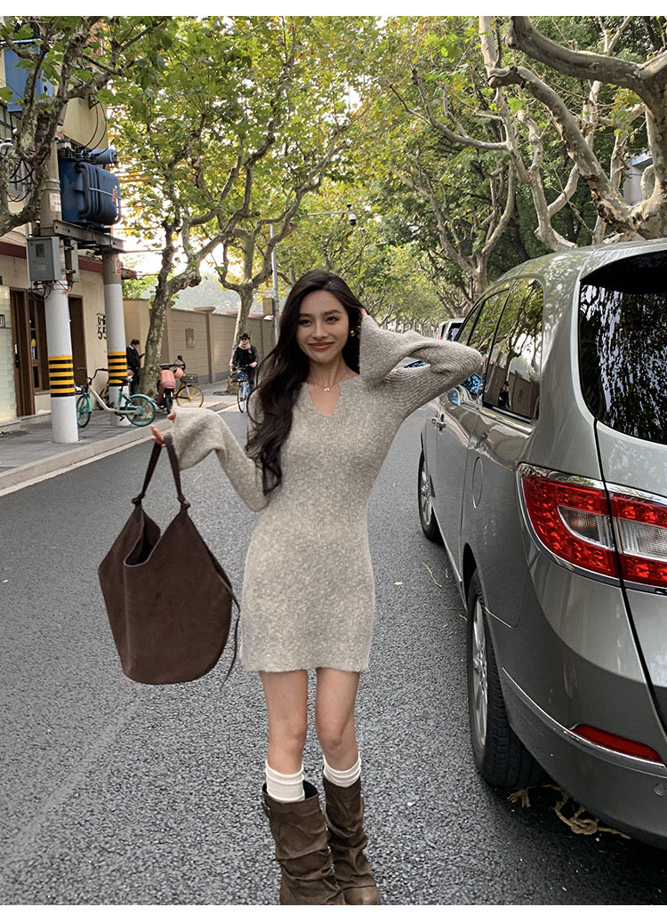 Sun. 修身收腰小V領針織連身裙 杏