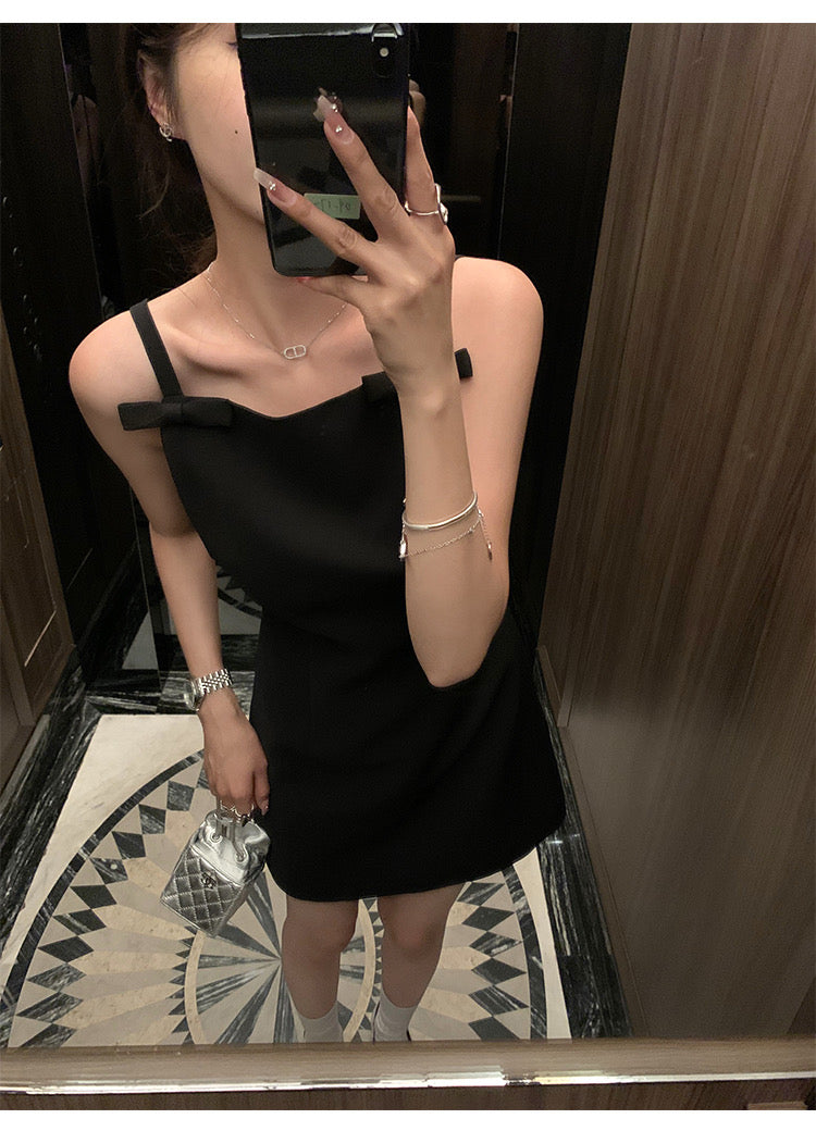 Wed. 小赫本 簡約平口蝴蝶結設計小黑裙