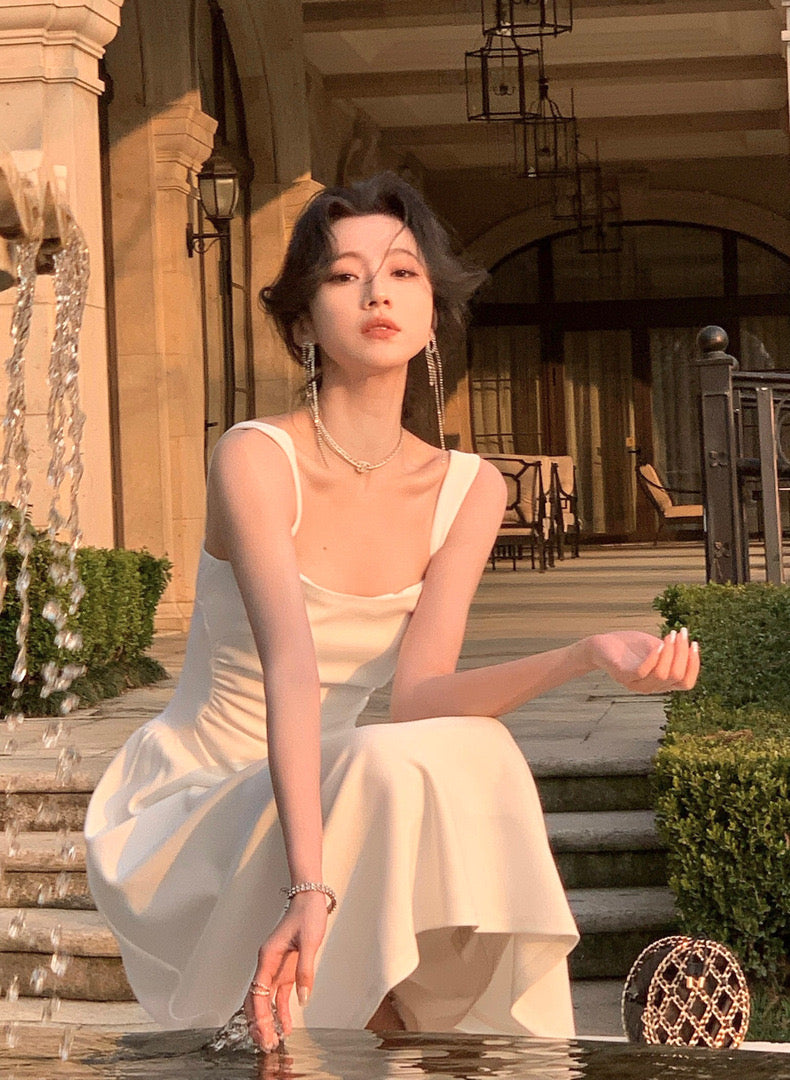 Wed. 從一時刻經典法式收腰方領氣質連身裙 白