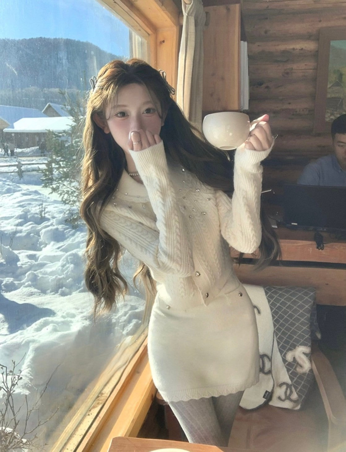 Sat. 雪白千金 軟糯手工釘珠針織半身裙套裝