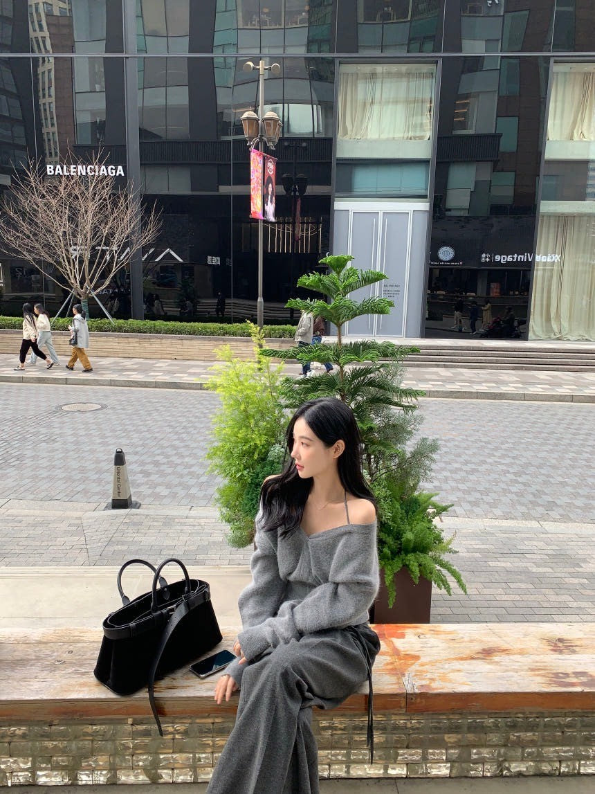 Fri. 經典設計款 氣質V領收腰感掛脖針織上衣 灰