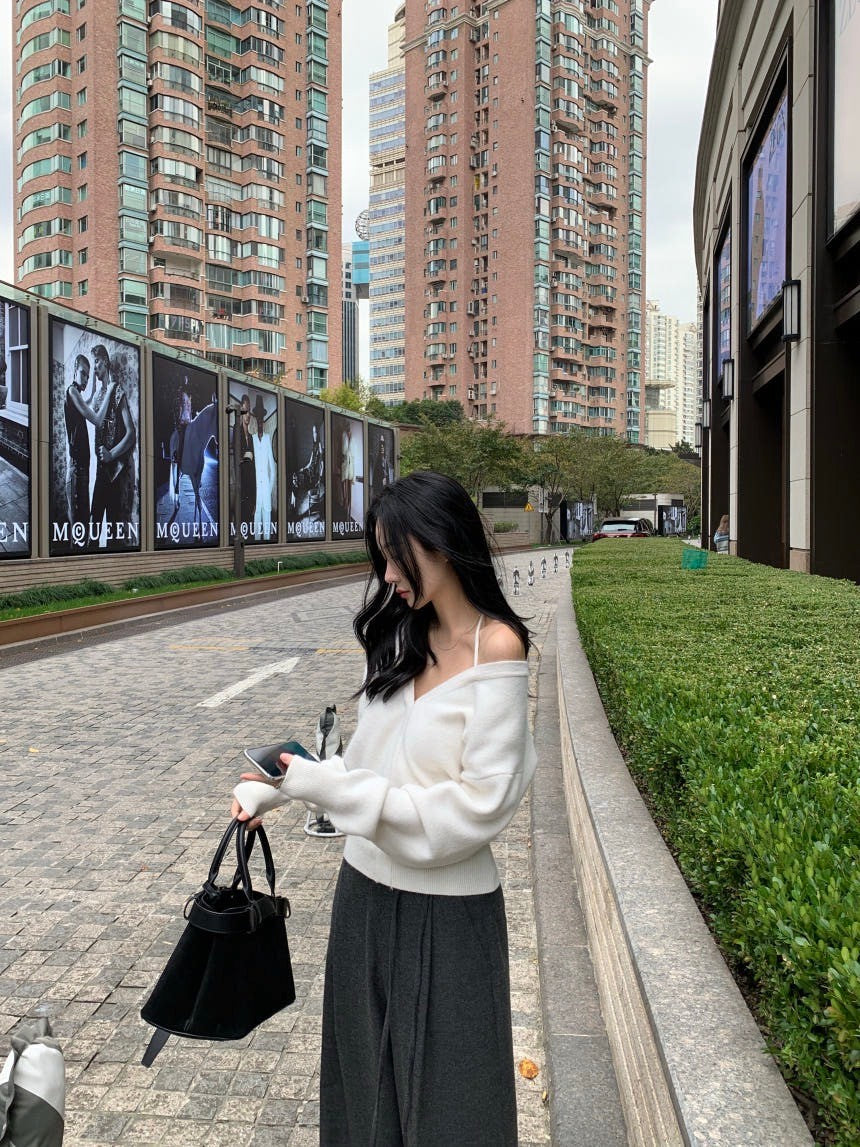 Fri. 經典設計款 氣質V領收腰感掛脖針織上衣 米/黑