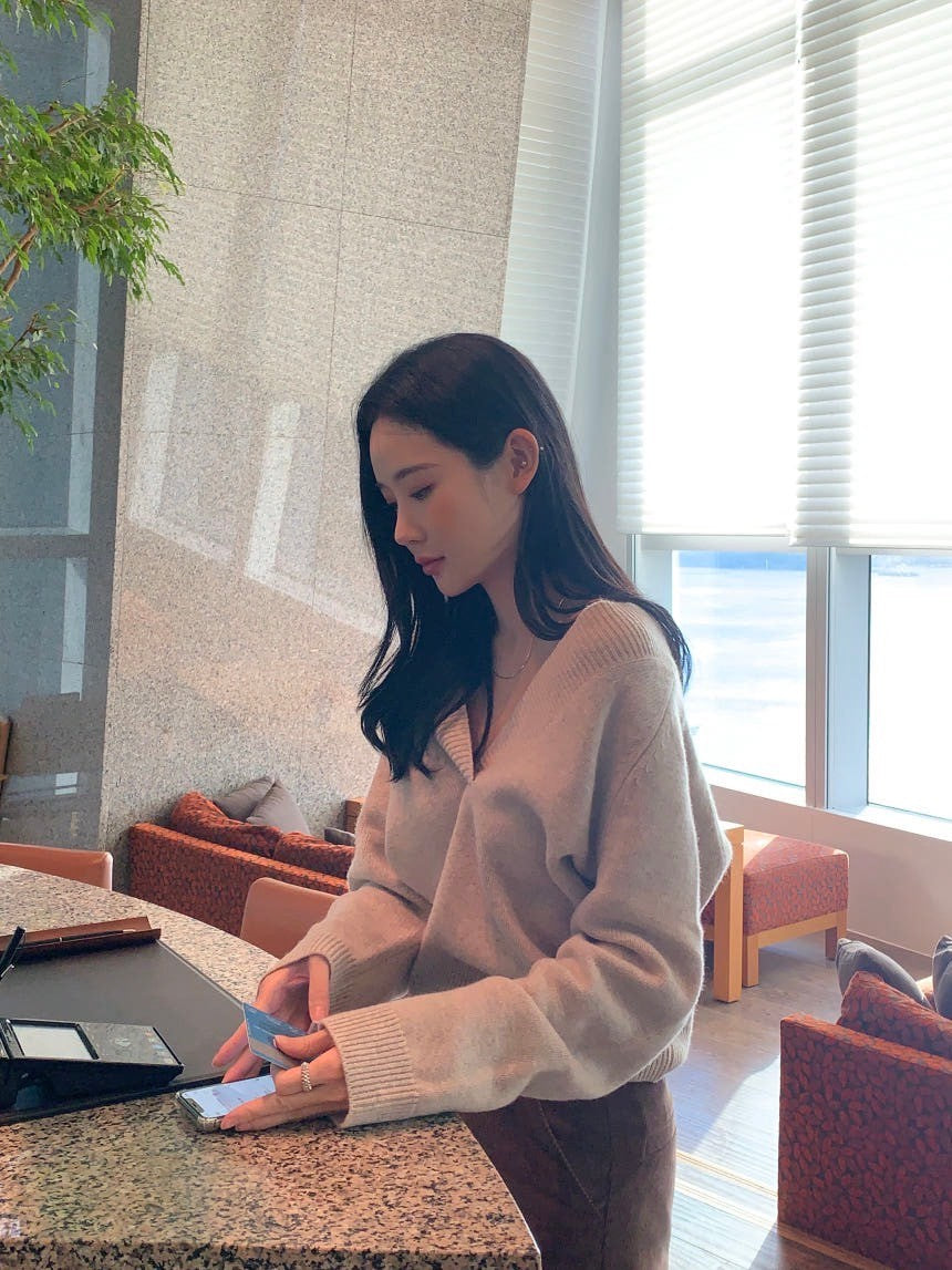 Fri. 通勤百搭 休閒V開領露肩針織上衣 燕麥