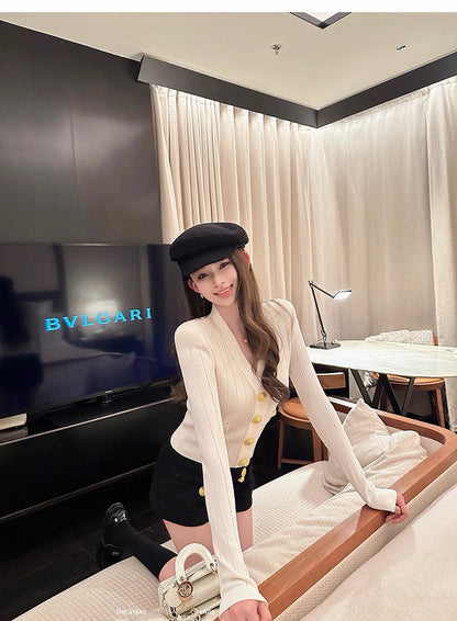 Tue. 小香千金V領金扣修身針織上衣 白