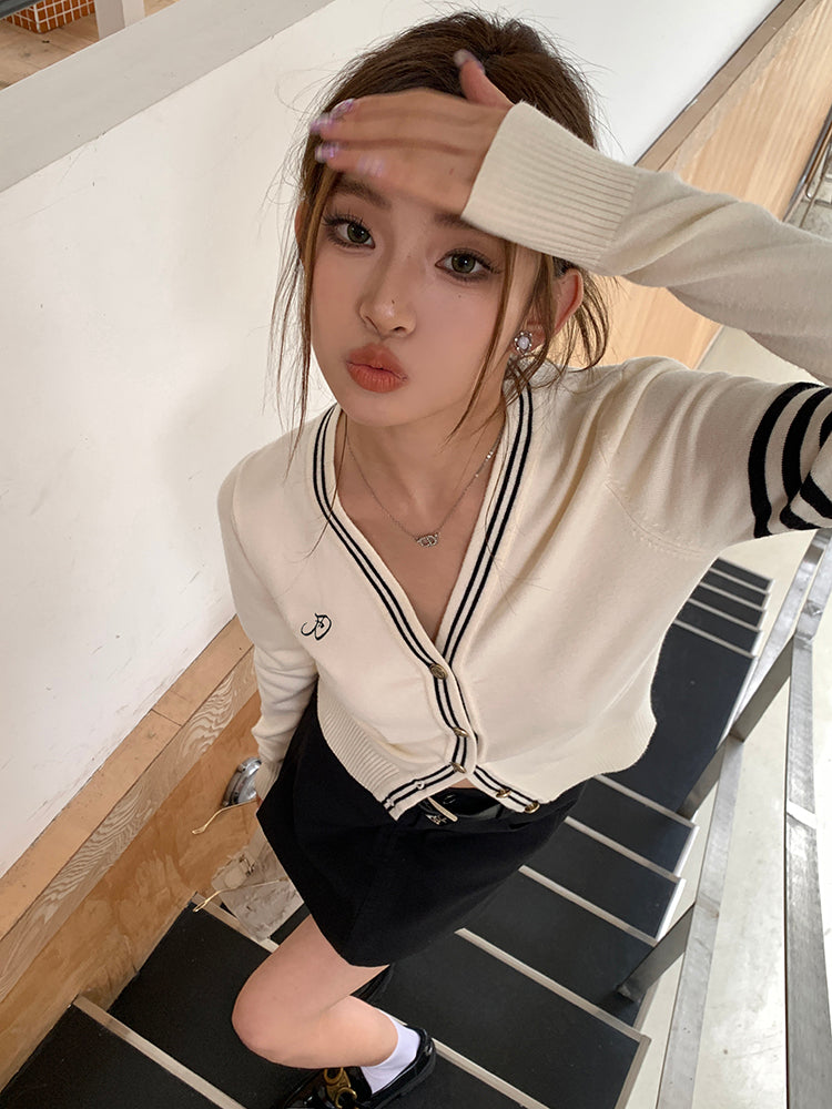 Mon. 學院風v領針織衫 奶杏