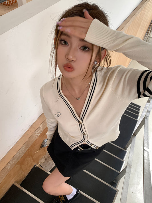 Mon. 學院風v領針織衫 奶杏