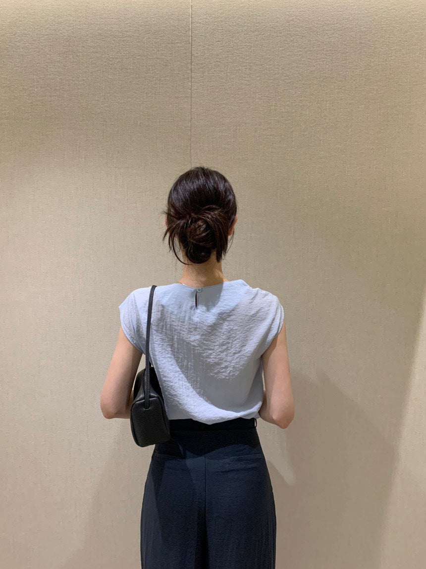 Tue. 休閒不規則斜領純色上衣 藍