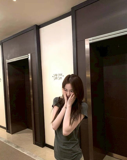 Fri. 自留百穿不厭鬆弛V領純色上衣 亞麻杏/灰
