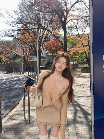 Tue. 歐尼香氣氣質V領百搭粉杏麻花上衣 燕麥色花邊高腰包臀裙