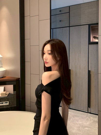Thu. 元氣少女不規則斜肩顯瘦上衣 黑