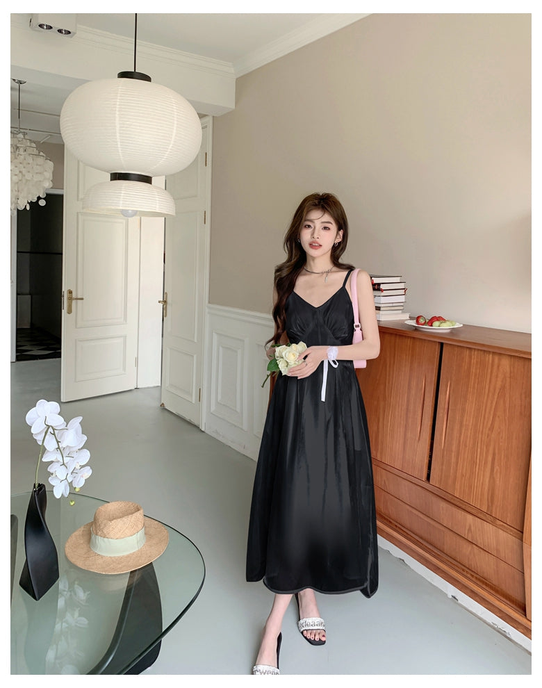 Sun. 氣質流光紗法式高腰V領連身裙 黑