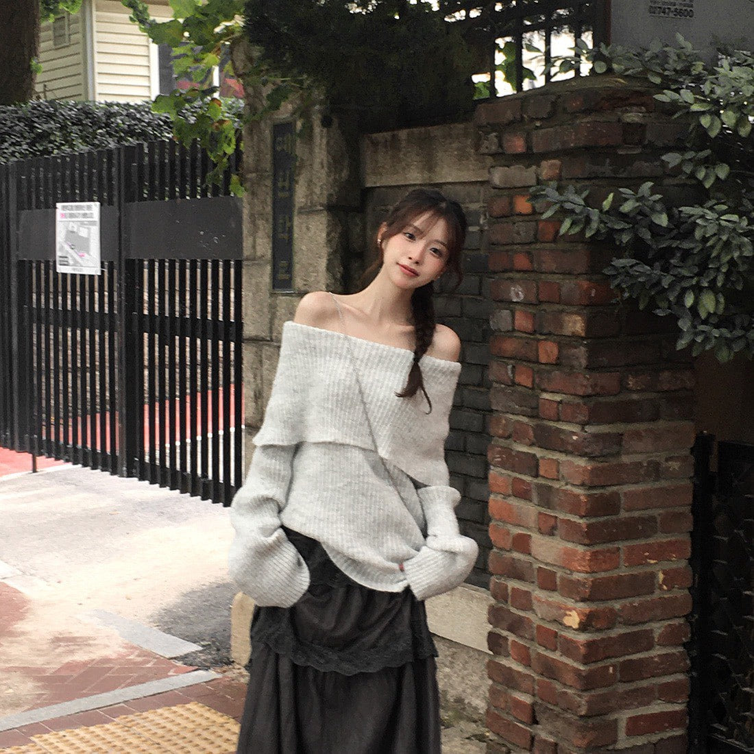 Mon. 穿不膩一字領針織上衣 杏/花灰