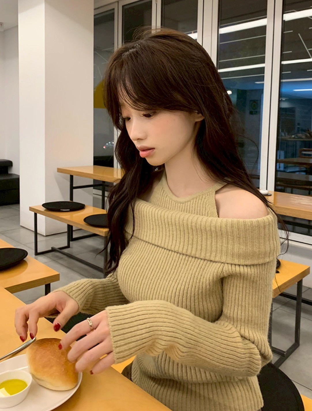 Mon. 純慾滿分 假兩件式露肩修身針織上衣 米/卡其