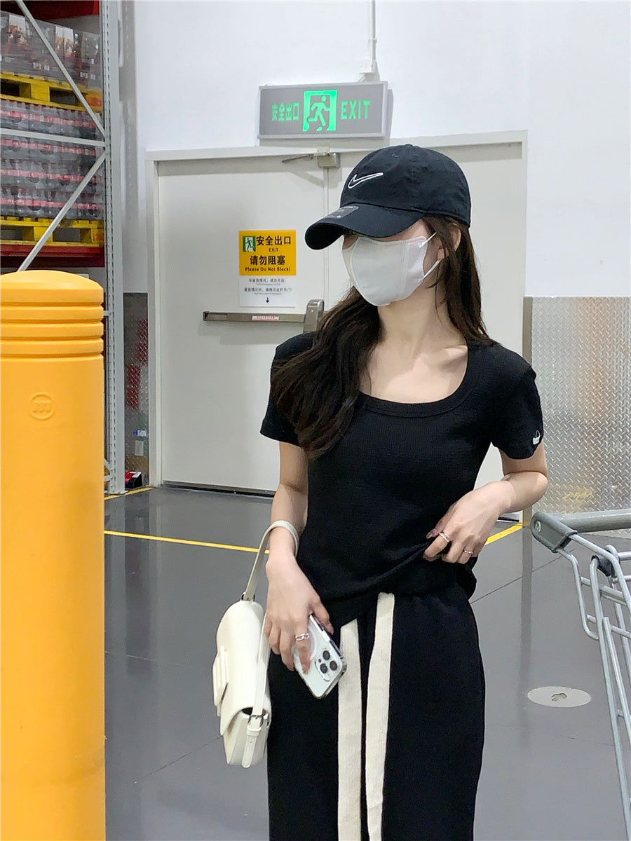 Wed. 大U領華夫格短版上衣 黑/白