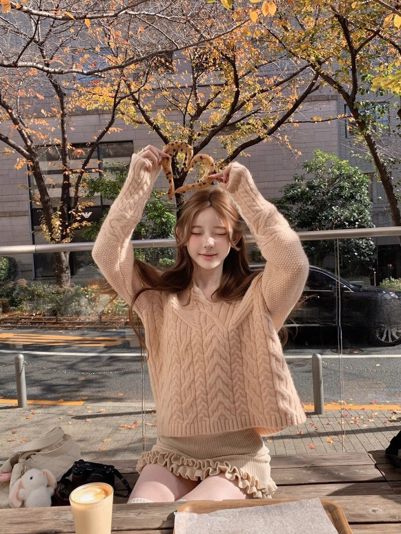 Tue. 歐尼香氣氣質V領百搭粉杏麻花上衣 燕麥色花邊高腰包臀裙