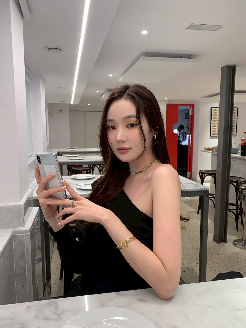 Mon. 優雅單肩翻領長袖襯衫 杏/黑