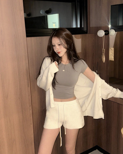 Mon. 韓女超愛秋冬排扣針織短褲套裝 米/深灰