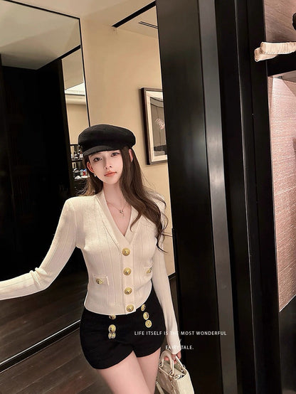 Tue. 小香千金V領金扣修身針織上衣 白