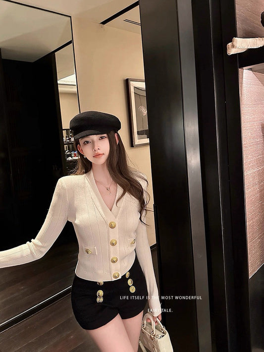 Tue. 小香千金V領金扣修身針織上衣 白