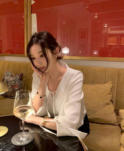 Mon. 別緻優雅V領荷葉袖上衣 白