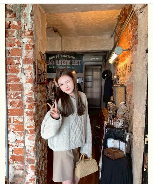 Tue. 芝麻香草圓領針織麻花毛衣 白/藍