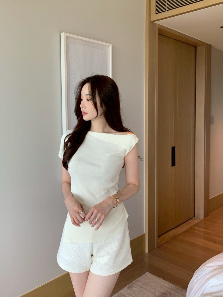 Thu. 元氣少女不規則斜肩顯瘦上衣 米色
