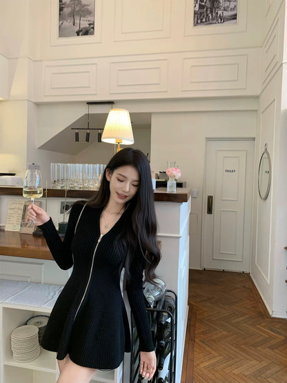 Thu. 氣質姊姊半高領拉鍊粗針花瓣連身裙 黑