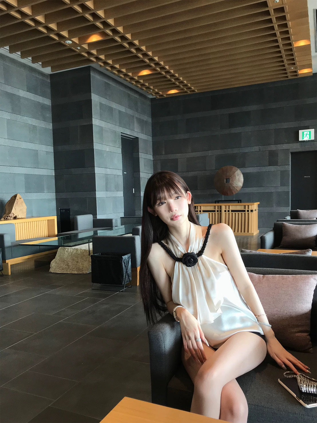 Mon. 醋酸LUX珍珠香檳山茶花設計感上衣