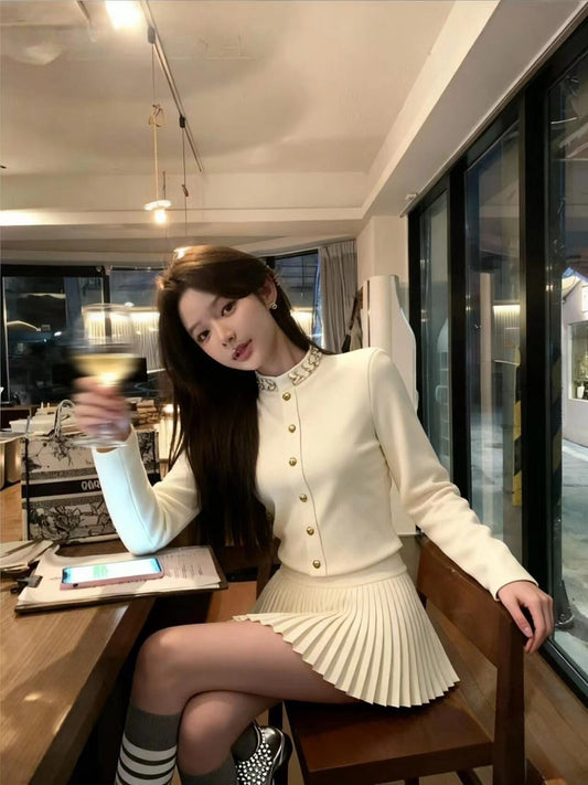 Tue. Miu千金氣質圓領釘鑽排扣上衣百褶裙套裝 米白/黑