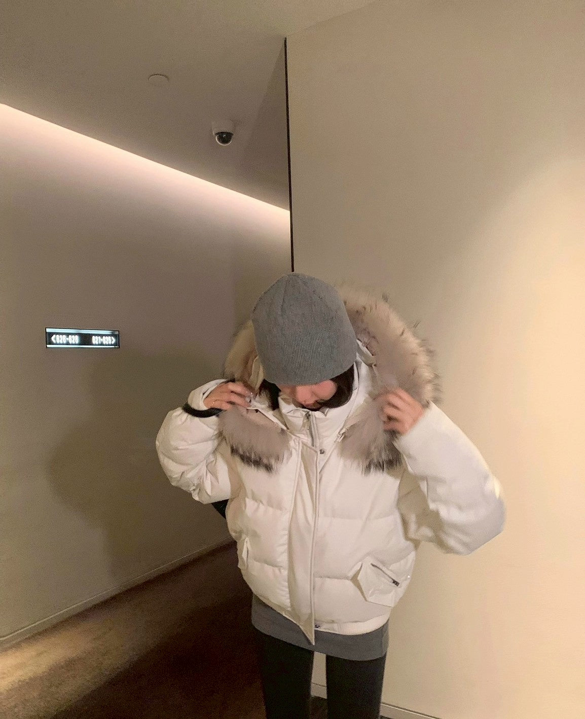 Mon. 雪域山境駱毛帽派克登山加厚羽絨外套 白/深灰綠