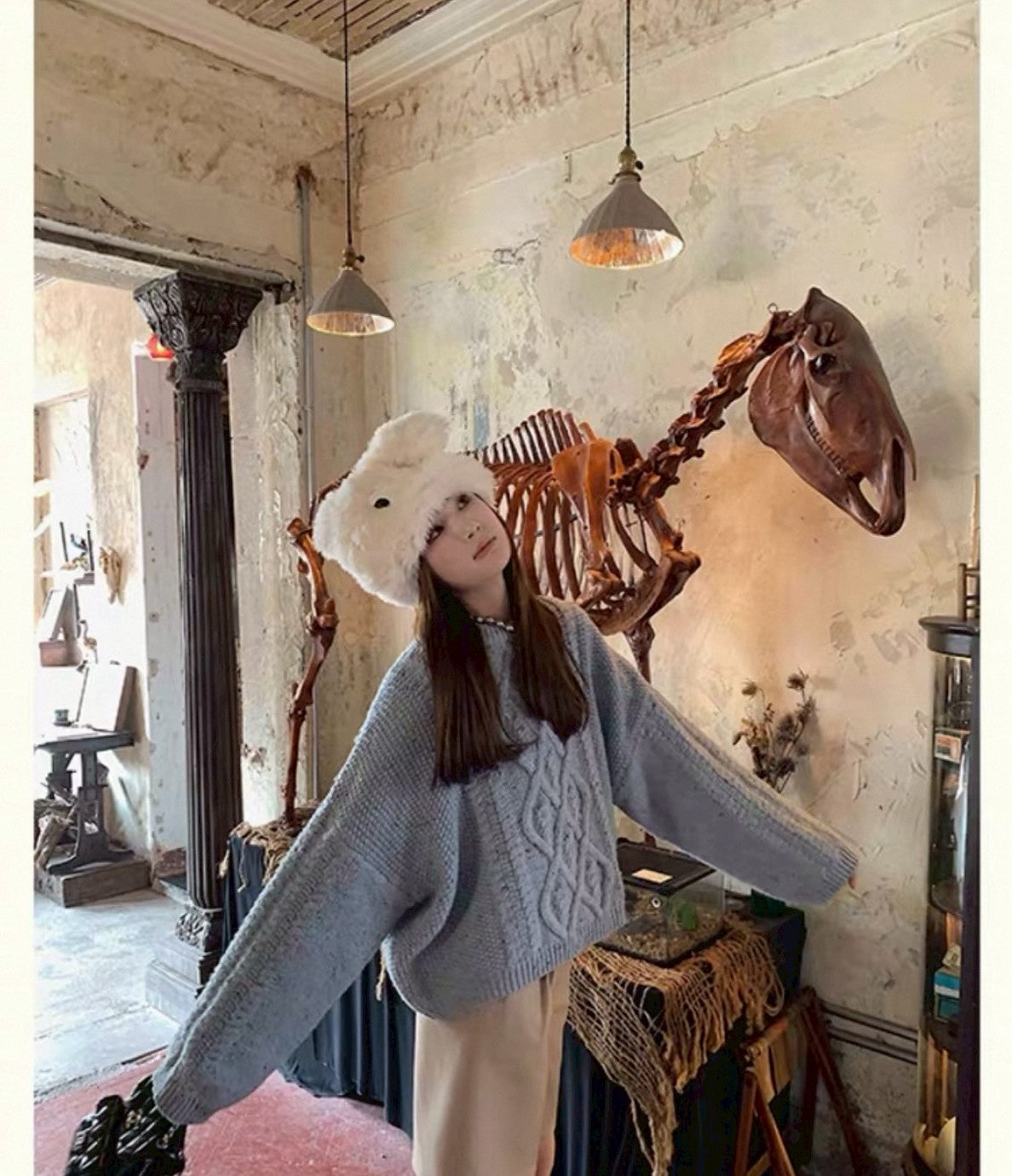 Tue. 芝麻香草圓領針織麻花毛衣 白/藍