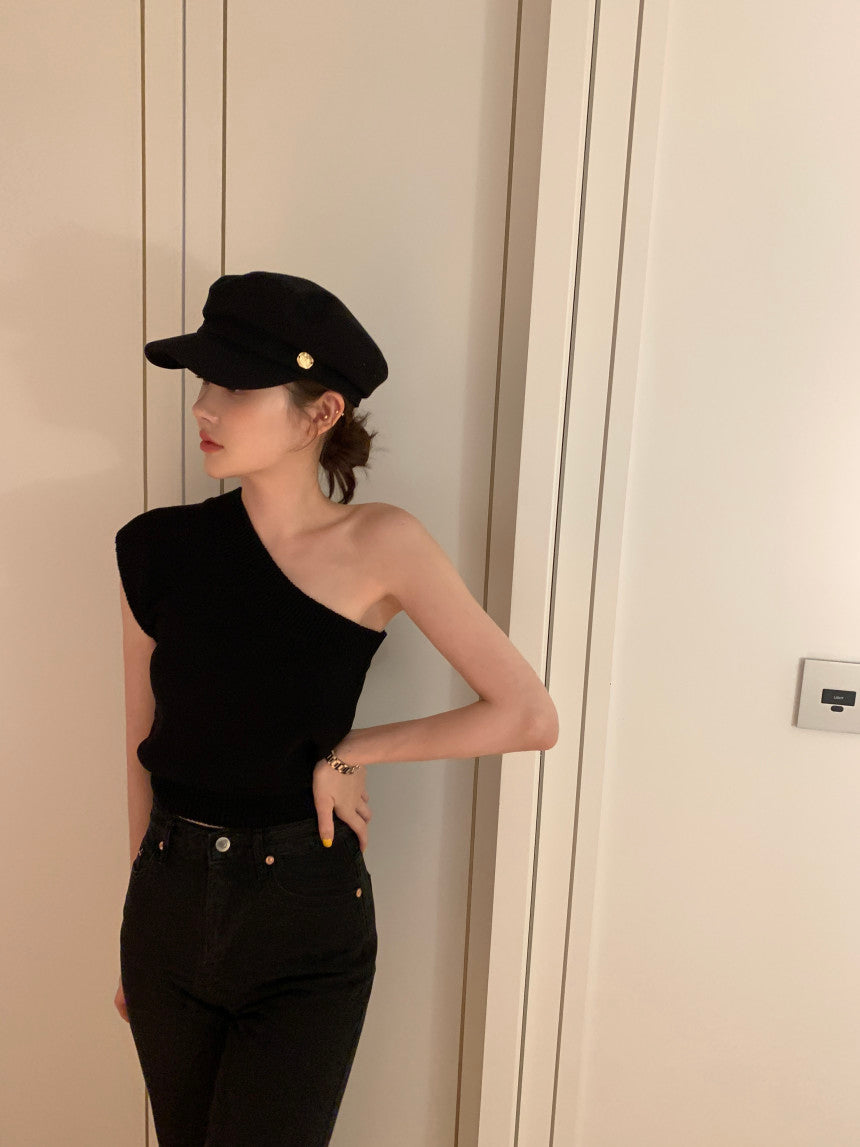 Thu. 針織斜肩背心 Black