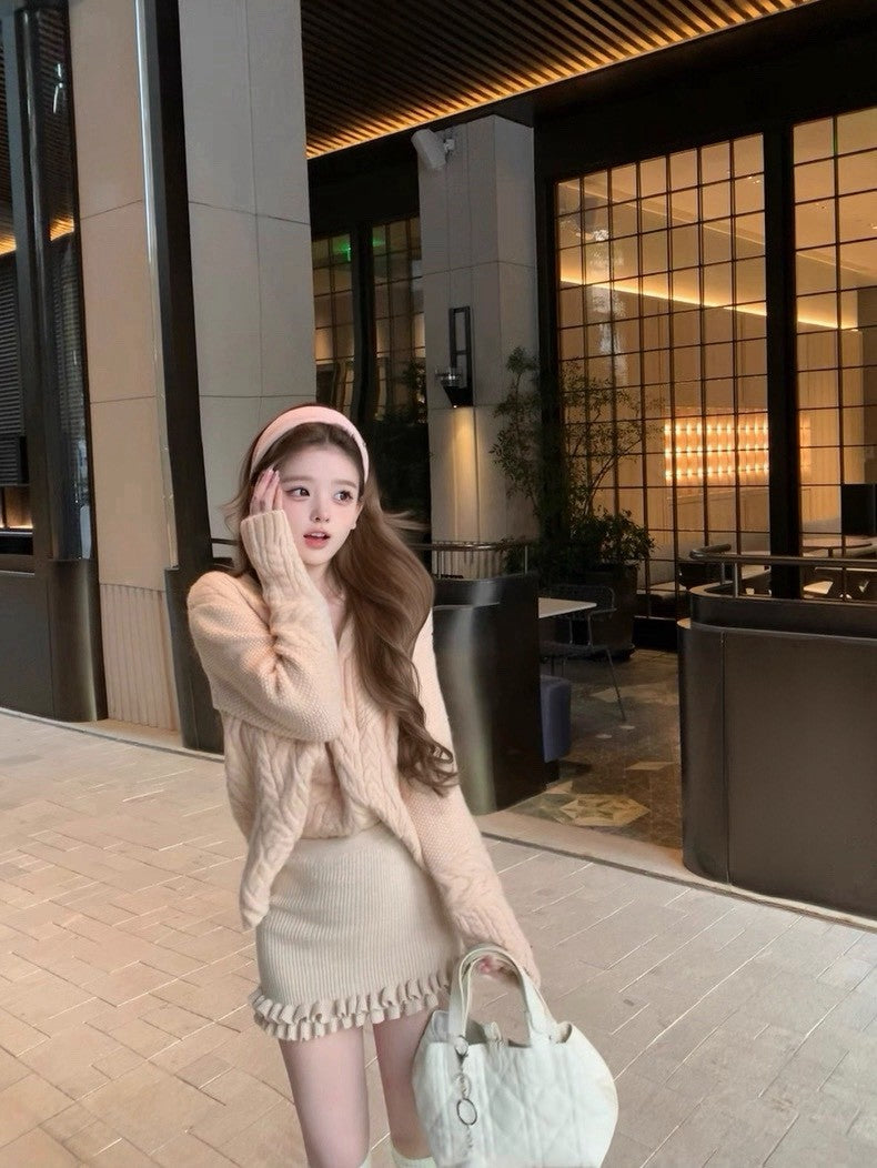 Tue. 歐尼香氣氣質V領百搭粉杏麻花上衣 燕麥色花邊高腰包臀裙