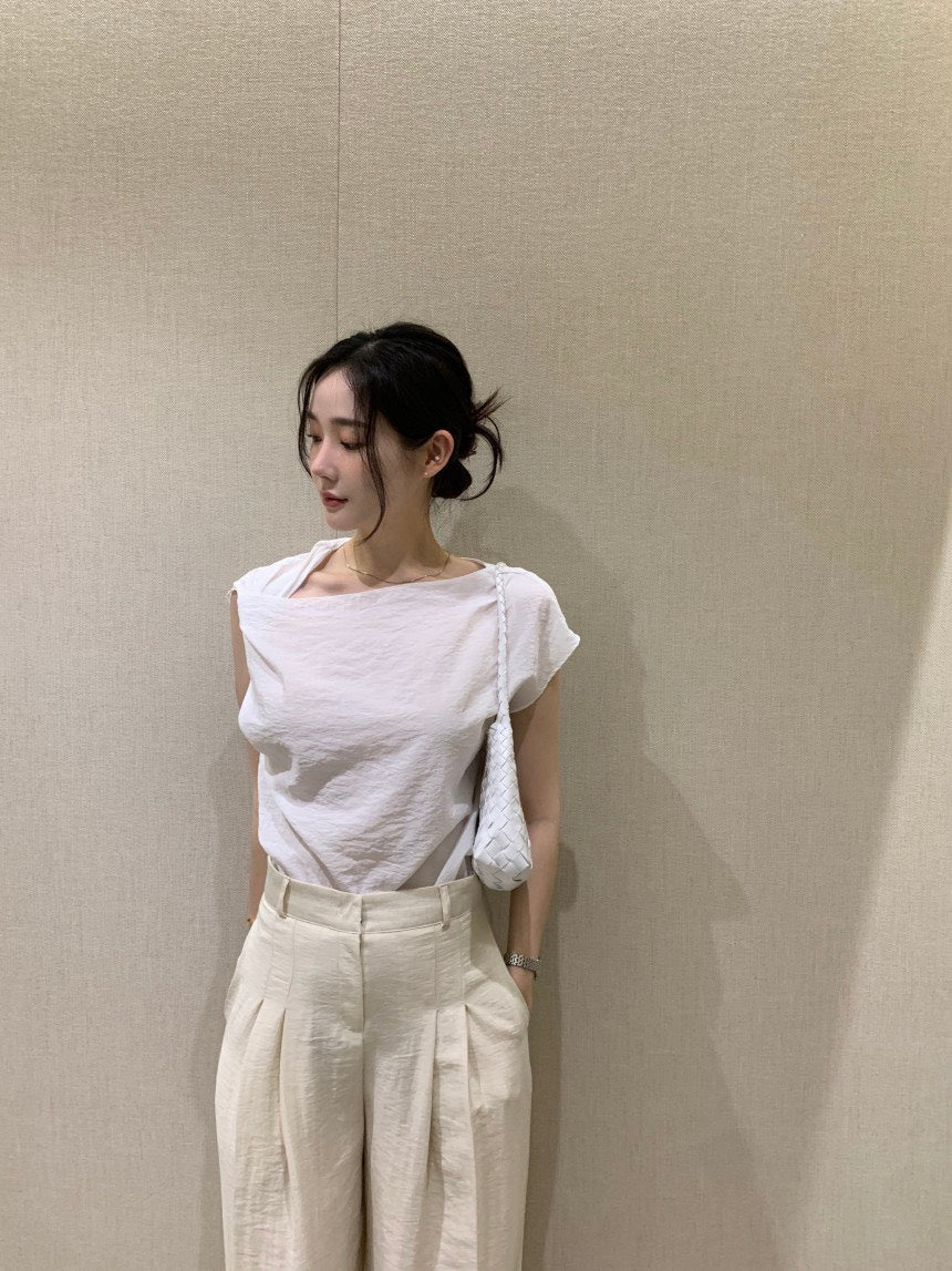 Tue. 休閒不規則斜領純色上衣 白