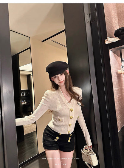 Tue. 小香千金V領金扣修身針織上衣 白